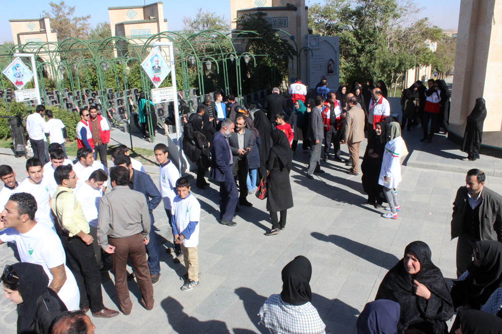 غبار روبی گلزار شهدا توسط ورزشکاران جانباز و معلول همدانی 