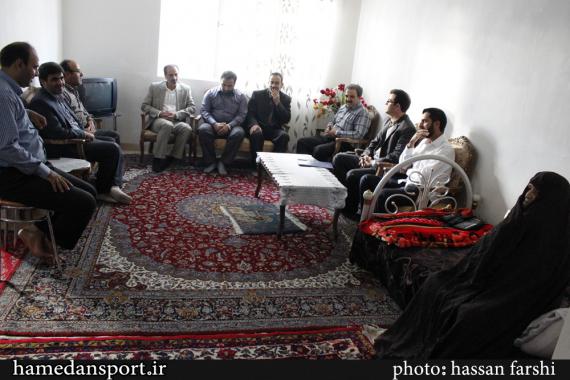 حضور مسئولان ورزشی همدان در منزل دو خانواده شهید