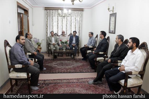 حضور مسئولان ورزشی همدان در منزل دو خانواده شهید