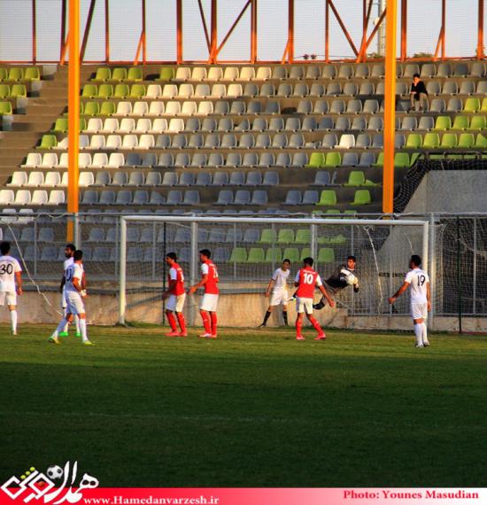 مصاف تیم های فوتبال وحدت الوند همدان و شاهین شهرداری بوشهر 