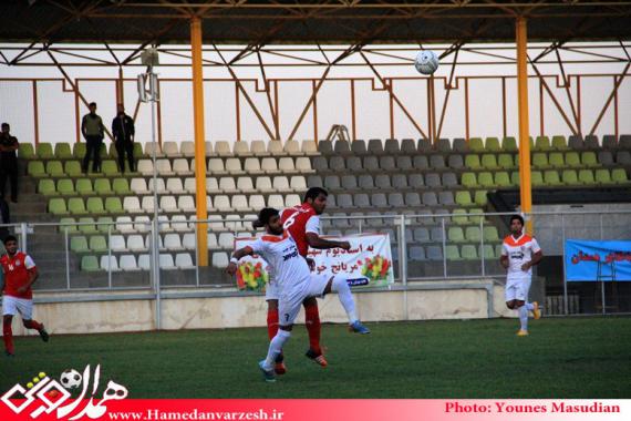 مصاف تیم های فوتبال وحدت الوند همدان و شاهین شهرداری بوشهر 