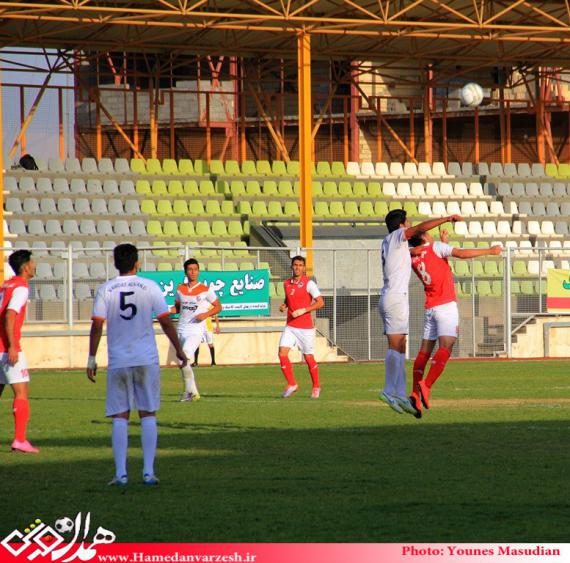 مصاف تیم های فوتبال وحدت الوند همدان و شاهین شهرداری بوشهر 