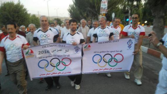 همایش راهپیمایی ورزشکاران صبحگاهی در آخرین روزه هفته المپیک در همدان 