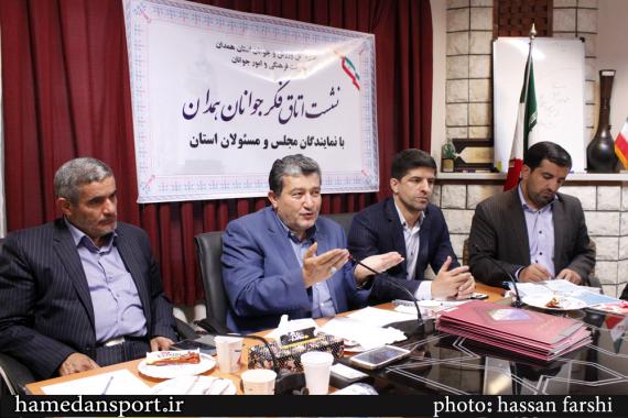 نشست اتاق فکر جوانان با نماینده مردم در مجلس شورای اسلامی در همدان / گزارش تصویری 