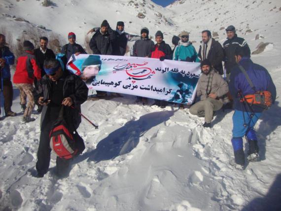 صعود جمعی از کوهنوردان  به قله الوند گرامیداشت شهدای  مدافع حرم / گزارش تصویری 