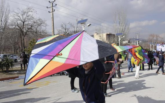 جشنواره بزرگ کایت و بادبادک در همدان / همدردی با حادثه دیدگان ساختمان پلاسکو