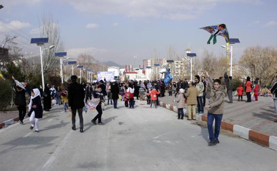 جشنواره بزرگ کایت و بادبادک در همدان / همدردی با حادثه دیدگان ساختمان پلاسکو