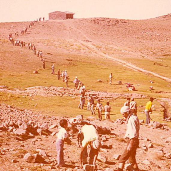 تصاویر زیر خاکی کوهنوردان همدانی در حال ساخت پناهگاه در کوهستان سال 
