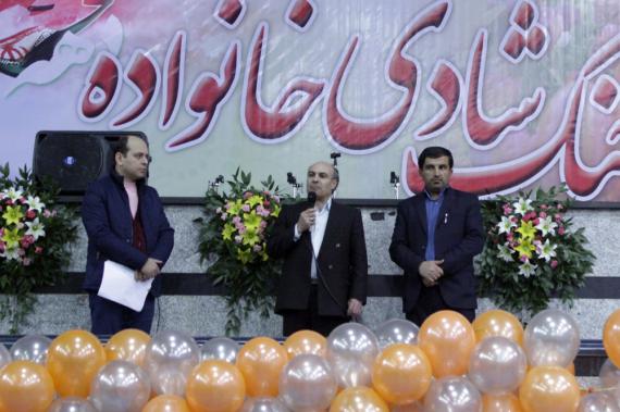 گزارش تصویری از برگزاری جنگ شادی خانوادگی به مناسبت دهه فجر در همدان