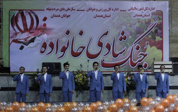 گزارش تصویری از برگزاری جنگ شادی خانوادگی به مناسبت دهه فجر در همدان