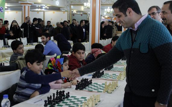 مسابقات شطرنج سیمولتانه استادبزرگ احسان قائم مقامی در لالجین