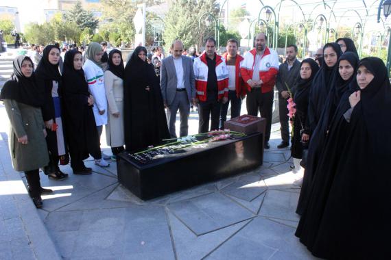 غبار روبی گلزار شهدا توسط ورزشکاران جانباز و معلول همدانی 