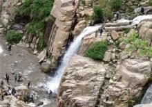 گنجنامه آبشاری زیبا در دامن کوه الوند