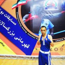 بوکسور ملی پوش همدانی  مدال خود را به سرلشکر شهید حسین همدانی تقدیم کرد 