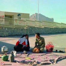 عکس: سیزده بدر یک مادر پشت در پادگان پسرش! 
